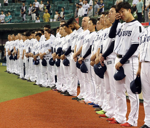 １７年６月３０日、西武対オリックス　試合前、死去した森慎二コーチを追悼し、黙とうを捧げる西武大石達也（右）ら