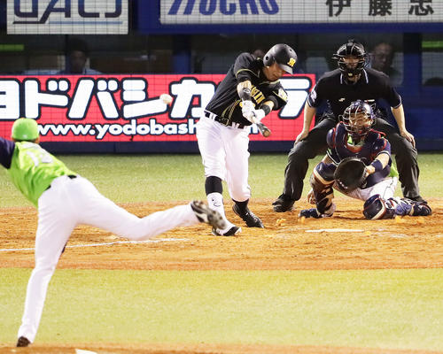 エフレン・ナバーロは来日初打席初安打となる右前適時打を放つ（２０１８年６月２９日撮影）