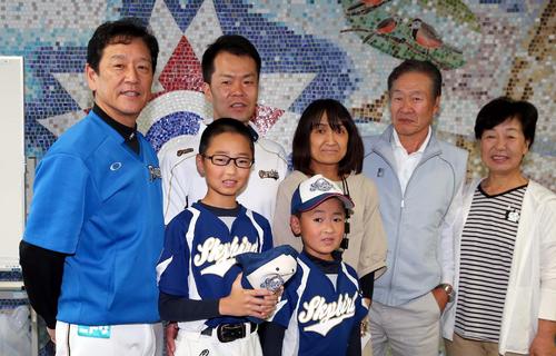 奥尻町の工藤さん一家と記念撮影する栗山監督（左）（撮影・黒川智章）