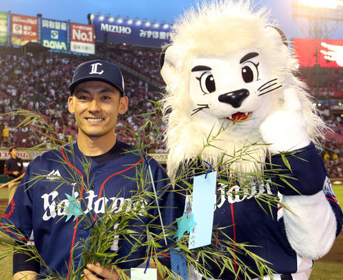 楽天対西武 ヒーローインタビューで七夕の笹を持ち、願い事は「無心」の意味で名前だけを記した栗山(撮影・狩俣裕三)