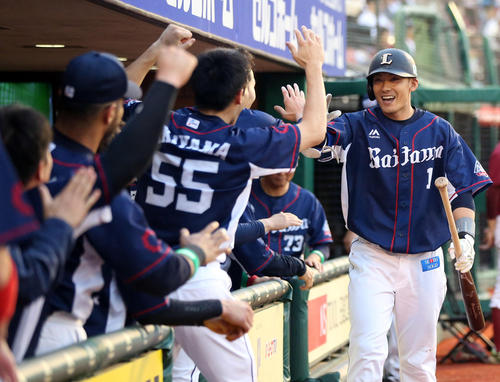 楽天対西武 8回表西武2死、ソロ本塁打を放ち、チームメートとタッチを交わす栗山(右)(撮影・狩俣裕三)