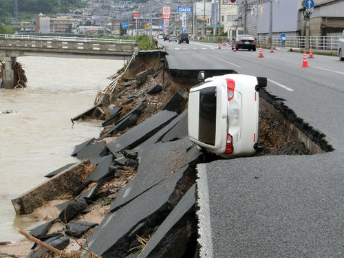 広島県広島市安芸区の瀬野川沿いを通る国道２号線では道路が陥没（２０１８年７月８日撮影）