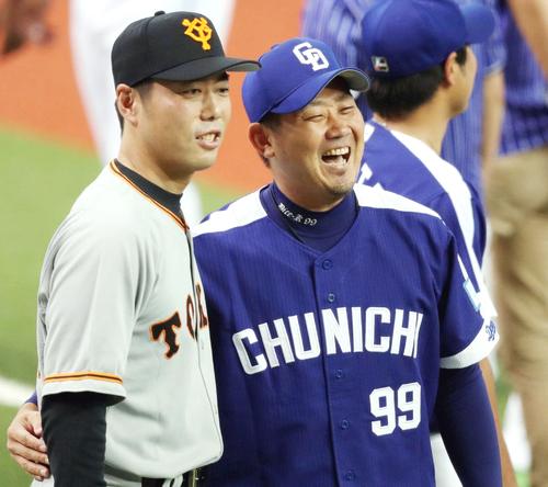 試合前、記念撮影をする上原（左）と松坂（２０１８年７月１３日撮影）