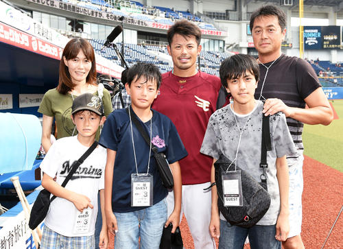 試合に招待した小児がんの子供たちと一緒に笑顔で写真に納まる楽天今江（撮影・横山健太）
