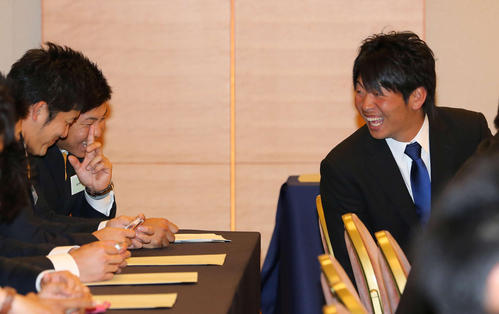 NPB新人研修会で顔を合わせ談笑する広島の大瀬良(右端)と左へ阪神の梅野と岩貞(2014年3月3日撮影)