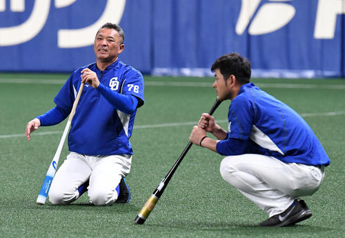 練習に備える近藤コーチ（左）と朝倉コーチ（２０１８年６月１９日撮影）