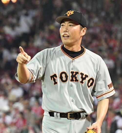 7回裏を無失点に抑えた上原は日米通算100勝100セーブ100ホールドを達成し、指をさしてナインを迎える(撮影・鈴木みどり)