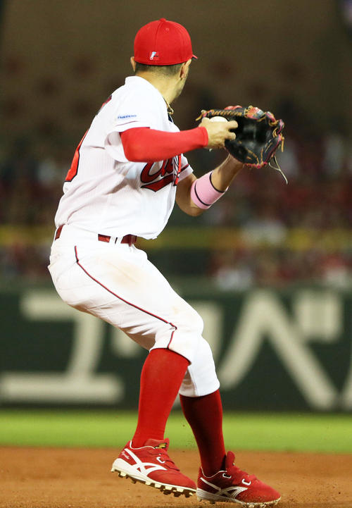 7回表巨人無死一塁、長野の打球を二塁へ悪送球する菊池涼介(2018年7月20日撮影)