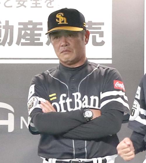 日本ハム対ソフトバンク ベンチで渋い表情の工藤監督(撮影・黒川智章)