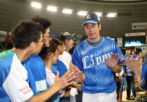 西武対オリックス　試合に勝ちファンとタッチする西武多和田（撮影・鈴木正人）
