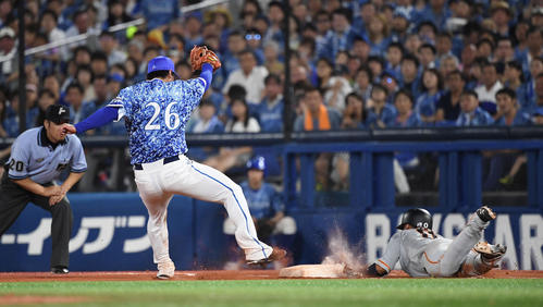 DeNA対巨人 6回表巨人無死、内野安打を放ちヘッドスライディングで一塁へ滑り込むも怪我をする吉川尚。左は一塁カバーに入った浜口(2018年8月1日撮影)
