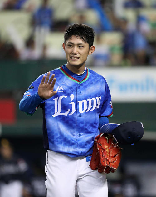 ７回表ソフトバンクの攻撃を抑え笑顔を見せる西武今井（撮影・鈴木正人）