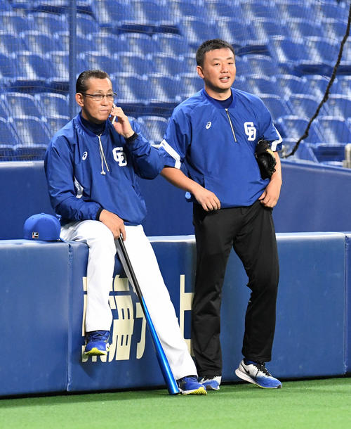 森繁和監督(左)と小林正人広報(2017年8月21日)