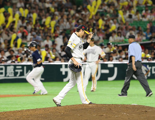 ソフトバンク対オリックス　７回表オリックス１死、吉田正に左越え同点本塁打を浴びた松本裕（撮影・梅根麻紀）