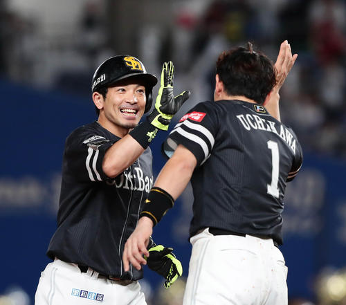 ロッテ対ソフトバンク　７回、勝ち越し適時打を放って内川とハイタッチする松田（撮影・丹羽敏通）