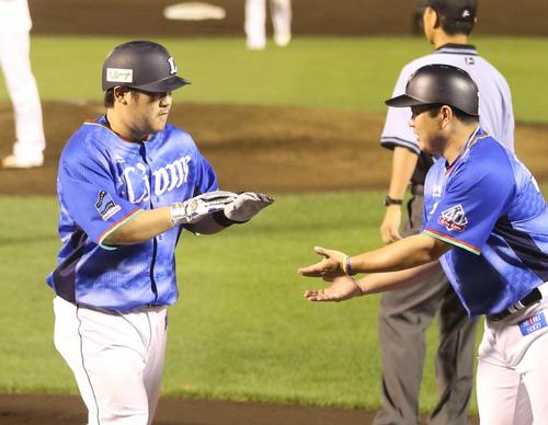 楽天対西武 4回表西武1死一塁、塩見から左越えに6試合連続本塁打を放ち佐藤コーチ(右)に迎えられる中村(撮影・野上伸悟)