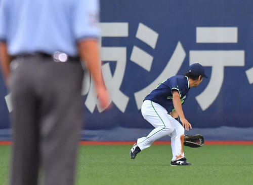 阪神対ヤクルト 11回裏阪神1死一塁、糸原の打球を後逸し同点適時三塁打を許す三輪(2018年8月2日撮影)
