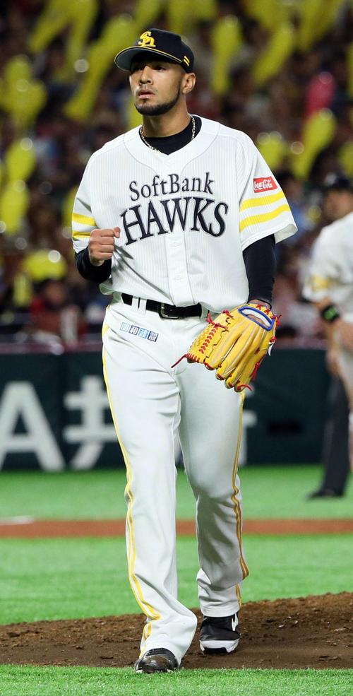 7回表日本ハム2死一塁、中島から三振を奪いガッツポーズのスアレス(撮影・栗木一考)