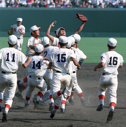 マウンド上で喜びを爆発させる智弁和歌山ナイン（２０００年８月２１日撮影）