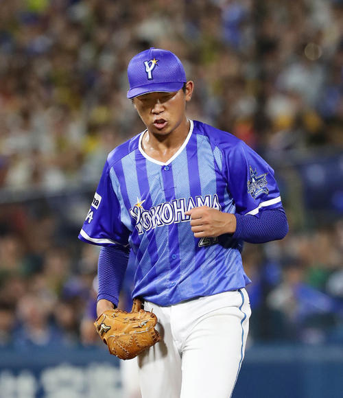 ロサリオを三振に仕留めてガッツポーズをする今永（２０１８年８月１２日撮影）