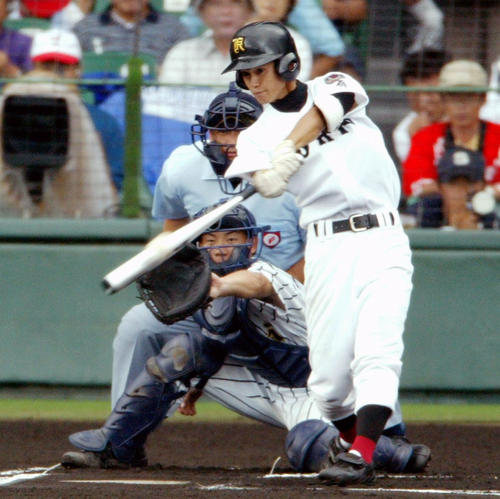 東海大甲府戦で先頭打者本塁打を放つ広陵・上本博紀(2003年8月9日撮影)