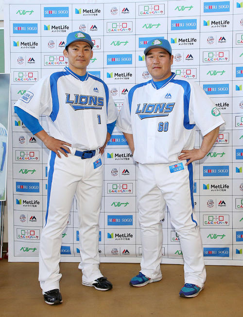 4月17日、対日本ハム戦（東京ドーム）で着用する、復刻ユニフォームを発表した西武栗山（左）と中村＝2018年2月4日