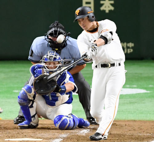 中日戦で東京ドーム100本目の看板直撃弾を放つ長野久義（2018年8月18日撮影）