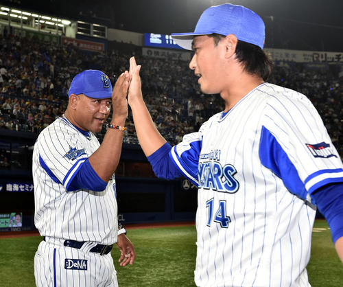 DeNA対中日　中継ぎ転向で勝利を挙げ、試合後、ラミレス監督（左）とタッチを交わす石田（撮影・滝沢徹郎）