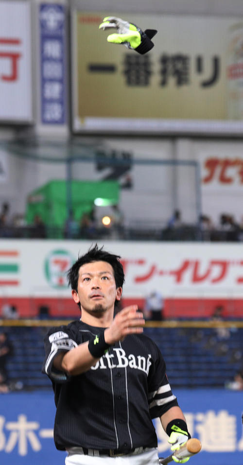バッティンググローブを投げ上げ強風を確かめるソフトバンク松田(撮影・中島郁夫)