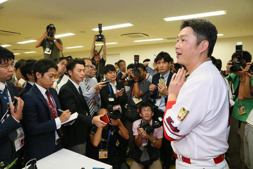 記者の質問に答える新井貴浩（撮影・栗木一考）