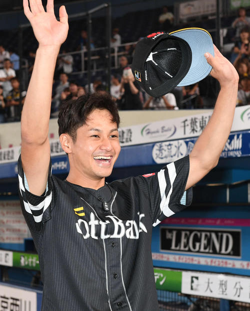 ロッテ対ソフトバンク　2勝目を挙げたソフトバンク大竹は笑顔で声援に応える（撮影・山崎安昭）