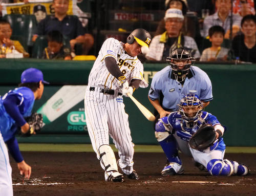 右越え本塁打を放つ福留孝介（2018年9月1日撮影）