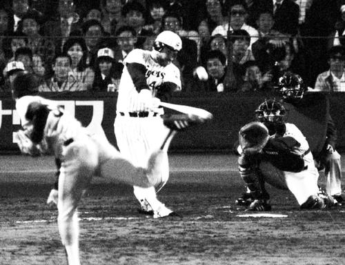 甲子園で本塁打を放つ阪神バース。投手槙原寛己（1985年4月17日撮影）