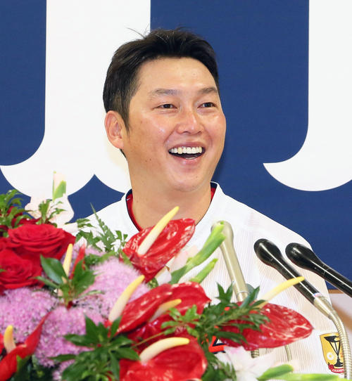 引退表明会見で質問に笑顔で答える新井（2018年9月5日撮影）