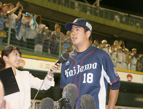 完封でリーグトップ14勝を挙げた多和田真三郎(右)(撮影・上山淳一)