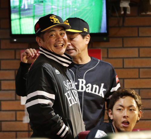 ベンチで笑顔のソフトバンクの工藤監督。手前は今宮(撮影・丹羽敏通)