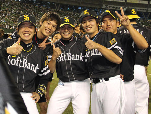 リーグ優勝を飾り記念写真に納まる（右から）大隣憲司、和田毅、杉内俊哉、岩崎翔、山崎勝己（2011年10月1日撮影）