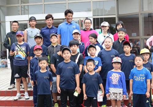 被災した安平町の子どもらと記念撮影するさだまさし（最後列左から5人目）と稲葉SCO（同4人目）、建山氏（同3人目）（撮影・木下大輔）
