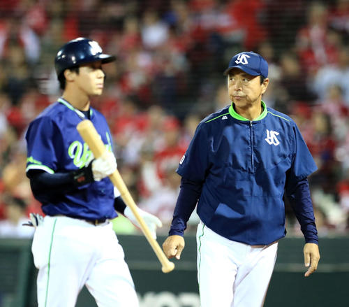 ヤクルト山田哲人と小川監督（2018年9月26日）