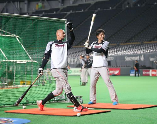 打撃練習を行うロッテ福浦和也内野手(左)とサブロー氏(2015年10月8日)