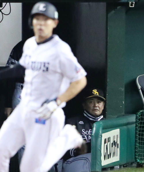西武対ソフトバンク 8回裏西武2死一、二塁、秋山が逆転の中越え3点本塁打を決め、厳しい表情の工藤監督(撮影・林敏行)