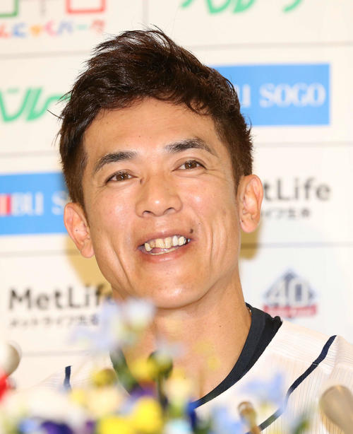 引退会見で笑顔を見せる西武松井(撮影・河野匠)