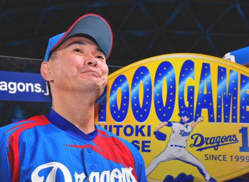 中日対阪神　通算1000試合登板をセーブで飾り、お立ち台で感極まる岩瀬（撮影・清水貴仁）