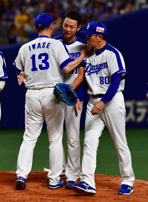 中日対阪神 9回表阪神無死、中谷を三振に抑え現役最後の登板を終えた浅尾(中央)は岩瀬(左)と交代する。右は森監督(撮影・清水貴仁)