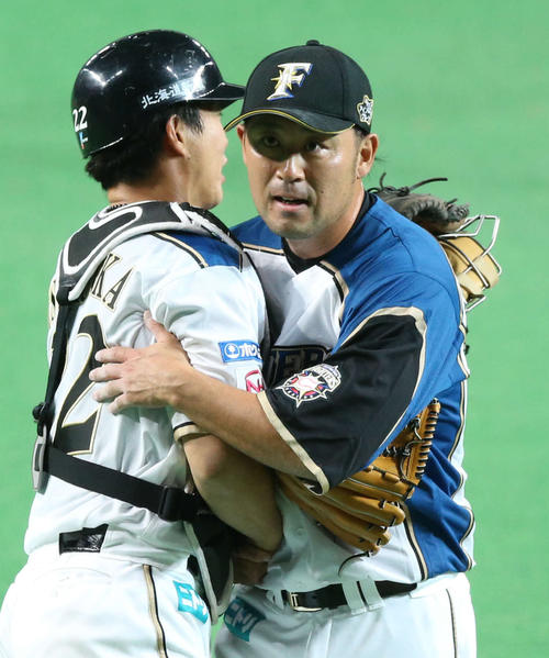 7回表西武2死二塁、秋山を左飛に打ちとり鶴岡（左）と握手をかわす石井裕（撮影・梅根麻紀）