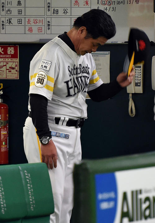 ロッテに敗れた工藤監督は、ベンチに1人残りグラウンドに深々と一礼する(撮影・今浪浩三)