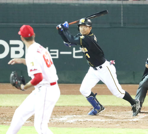 広島対阪神　8回表阪神無死、代打鳥谷は遊内野安打で出塁する。投手ジョンソン（撮影・加藤哉）