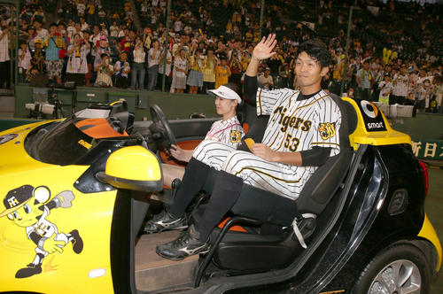 笑顔でファンの声援に応える阪神島田（撮影・上山淳一）