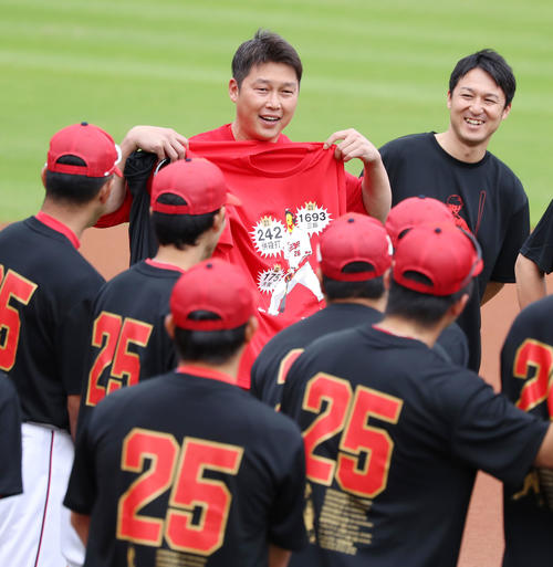 練習前、ナインから特製Tシャツをプレゼントされる新井（2018年10月7日撮影）