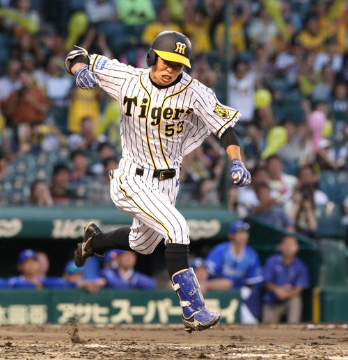 サヨナラ適時打を放ちガッツポーズする島田海吏(2018年10月6日撮影)